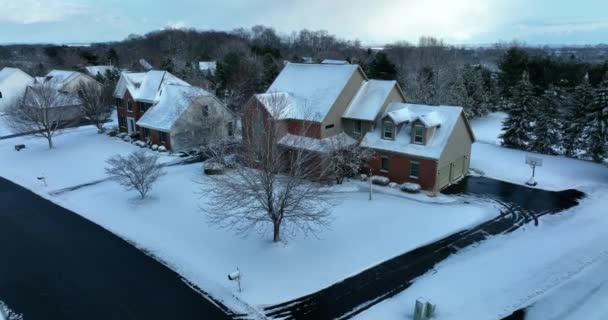 Single Familie Rode Baksteen Twee Verdiepingen Huis Winter Sneeuw Amerikaans — Stockvideo