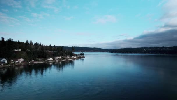 Shoreline Houses Run Calm Waterway Blue Skies Reflect Puget Sound — Vídeos de Stock