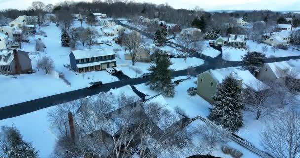 Achtertuin Luchtfoto Van Winter Sneeuw Duplex Cape Cod Eengezinswoningen Verenigde — Stockvideo