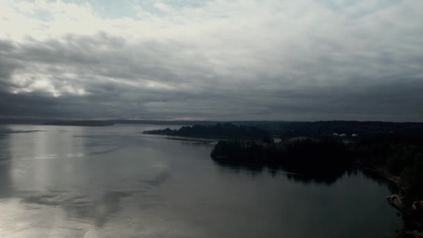 Donkere Luchten Reflecteren Kalme Wateren Van Puget Sound Washington — Stockvideo