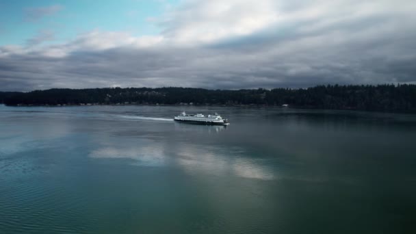 Commuter Ferry Slowly Approaches Calm Waterway Dak Blue Skies Reflect — стоковое видео