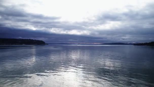 Karanlık Gökyüzünün Sakin Suyun Parlak Yansımalarının Aksine Puget Sound Washington — Stok video