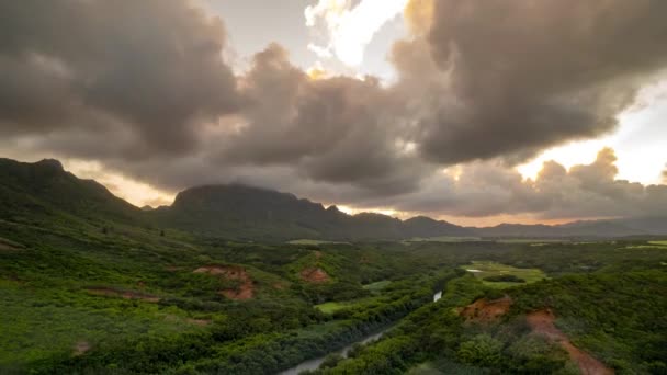 Hermosa Puesta Sol Nubes Hirviendo Través Cielo Dorado Kauai Hawaii — Vídeo de stock