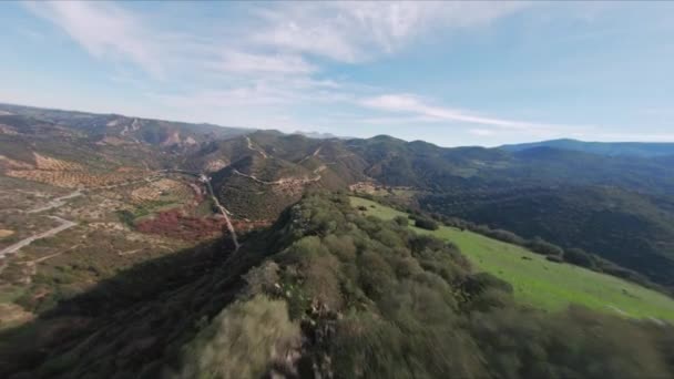 Aerial View Flying Fast Beautiful Lush Mountain Range Ridge Fpv — Vídeos de Stock