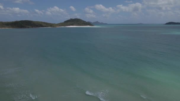 Turkusowe Morze Niebieskie Otaczające Wzgórze Wyspę Esk Plaża Whitehaven Wyspach — Wideo stockowe