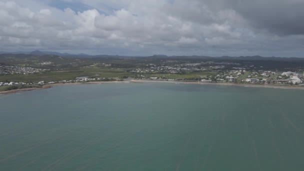 Widok Wybrzeże Miasta Yeppoon Queensland Australia Słoneczny Dzień Szeroka Antena — Wideo stockowe