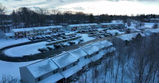 Azotea Casas Adosadas Americanas Cubiertas Nieve Invierno Aérea Atardecer Coches — Vídeo de stock