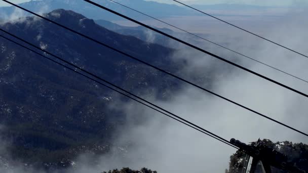 Кабели Гондоле Сандия Проходящие Туманными Горами Вершин Сандии Заднем Плане — стоковое видео