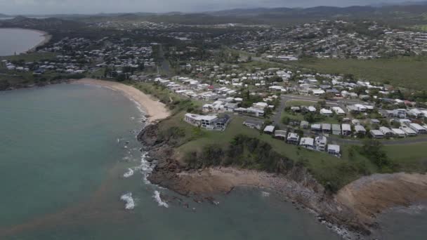 Coastal Town Cooee Bay Beach Queensland Australia Aéreos — Vídeos de Stock