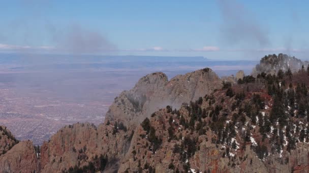 Höghöjdsmoln Glider Försiktigt Över Albuquerque Toppen Sandiabergen — Stockvideo