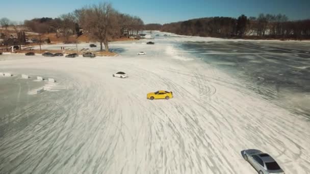 Ford Mustang Jaune Dérivant Une Glace Point Vue Drone — Video