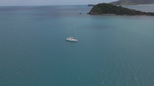 Sailing Boat Coral Sea Langford Island Touring Whitsunday Islands Australia — Vídeo de Stock