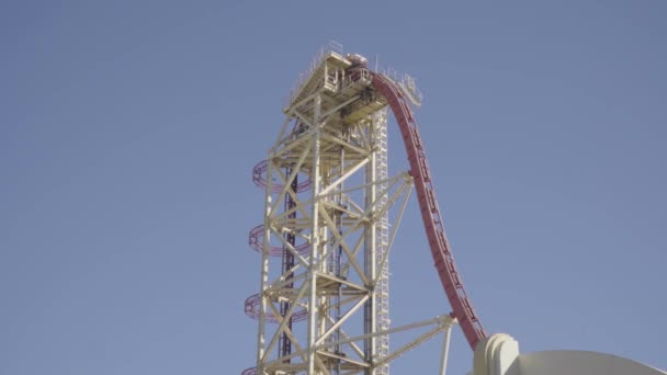 Cuplikan Indah Dari Roller Coaster Mendaki Bukit Angkat Curam Dan — Stok Video