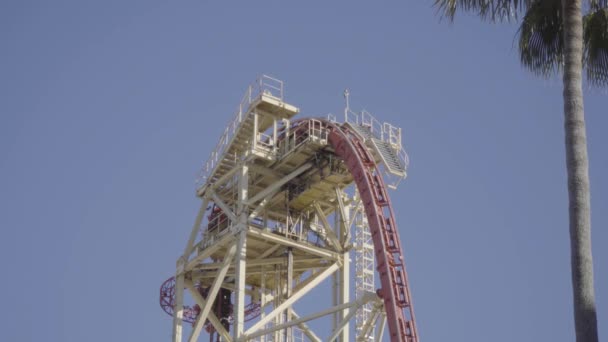 Tembakan Indah Dari Roller Coaster Meluncur Atas Bukit Angkat Curam — Stok Video