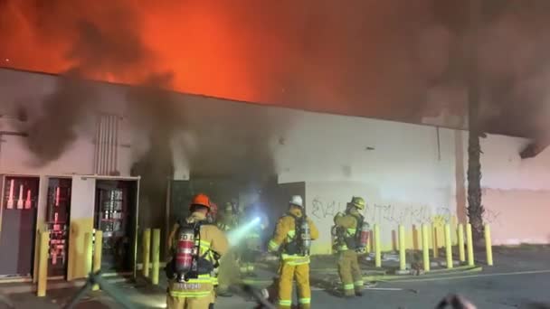 Pompiers Luttant Contre Énorme Incendie Bâtiment — Video