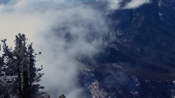 寒い冬の雲がアルバカーキの近くのサンディア山脈の上を旋回する — ストック動画