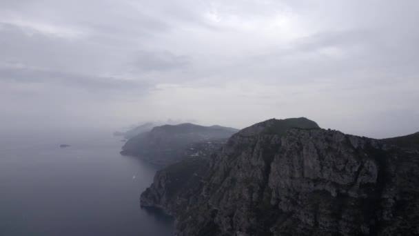 在波西塔诺附近的阿马尔菲海岸上空拍摄的无人机视频 正面飞机向托尔卡方向冲向悬崖顶部 秀丽的风景 悬崖峭壁 尽显无遗 — 图库视频影像