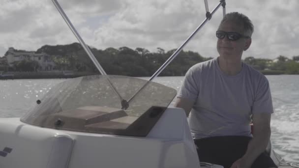 Hombre Conduce Barco Por Aguas Tranquilas Día Soleado Brillante — Vídeos de Stock