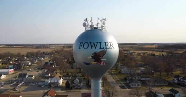 Fowler Michigan Water Tower Drone Drone Video Pulling Out — стоковое видео
