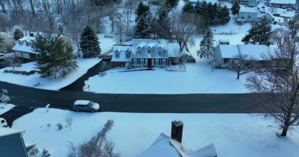 Blue Cape Cod Home Usa Covered Winter Snow Aerial Tilt — ストック動画