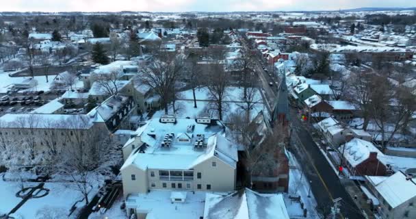 Lititz Pennsylvania Winter Sneeuw Luchtvrachtwagenopname Van Linden Hall Kerktoren Kleine — Stockvideo