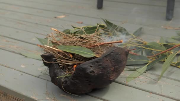 Foglie Gomma Bruciano Durante Cerimonia Fumo Antico Aborigeno Australiano — Video Stock