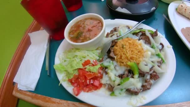 Lunch Special Beef Fajita Onions Green Peppers Cheese Lettuce Tomatoes — Stock Video