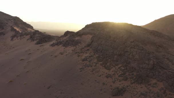 Zonlicht Verlichtende Vallei Achter Rotsachtige Woestijnbergen Zagora Marokko Luchtdrone Zicht — Stockvideo