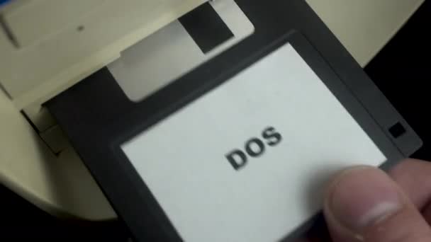 Invoegen Van Floppy Diskette Met Dos Besturingssysteem Drive Van 1980 — Stockvideo