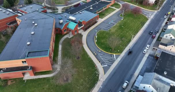 Amish Horse Buggy Street Pass School Building Old Fashioned Transportation — Vídeo de Stock