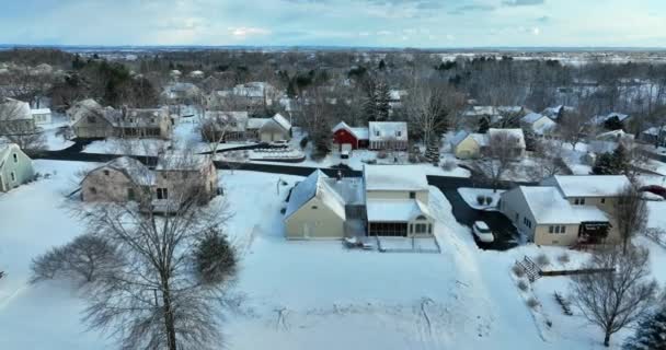 Red Cape Cod Home Residential Housing Community Winter Snow Beautiful — Video Stock