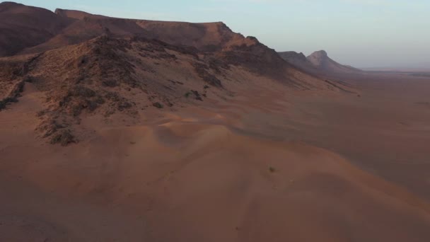 在摩洛哥的扎戈拉 无人驾驶飞机在有岩石山背景的沙丘上空飞行 空中全景视图 — 图库视频影像