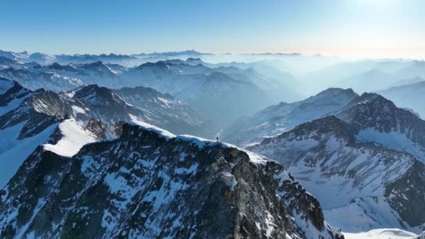 Drone Shot Person Standing Mountain Winter Hochgall Rieserfernergruppe — Vídeos de Stock