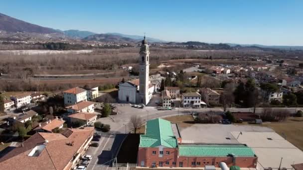 鬼郷とその塔の鐘の空中円ビュー 北イタリアの村 リアルタイム — ストック動画