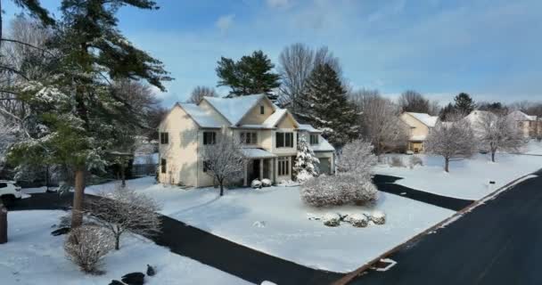 Large American Suburban Home Winter Snow Aerial Approach Blue Sky — Vídeo de Stock