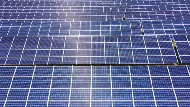 Primo Piano Della Superficie Dei Pannelli Solari Fotovoltaici Blu Produzione — Video Stock