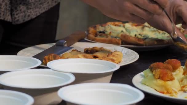 Aşçı Küçük Karton Kaselerde Lezzetli Sebze Salatası Servis Ediyor Seçici — Stok video