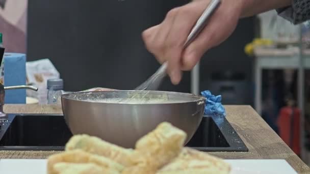 Kook Handen Kloppen Mengsel Van Water Bloem Met Een Kookstaaf — Stockvideo