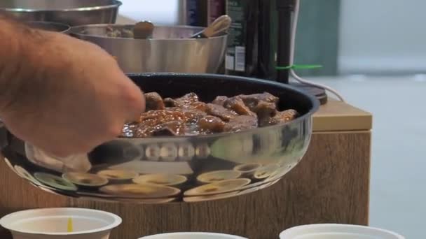 Aşçı Kızartma Tavasında Haşlanmış Servis Eder Seçici Odaklı Yakın Çekim — Stok video