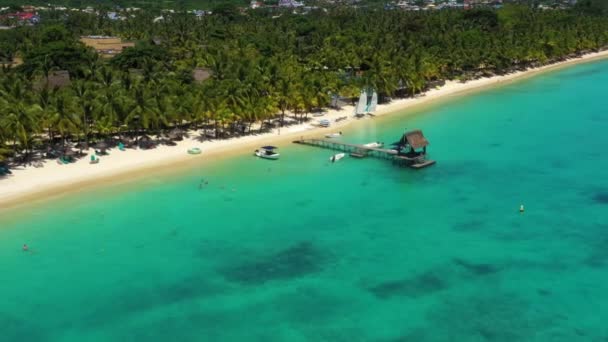 Deslízate Por Encima Muelle Soleado Océano Cristalino Trou Aux Biches — Vídeos de Stock