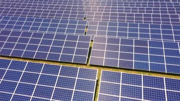 Primo Piano Della Superficie Dei Pannelli Solari Fotovoltaici Blu Produzione — Video Stock