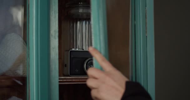 Χέρι Παίρνει Vintage Κάμερα Από Ντουλάπι Γκίμπαλ Κλείσε — Αρχείο Βίντεο