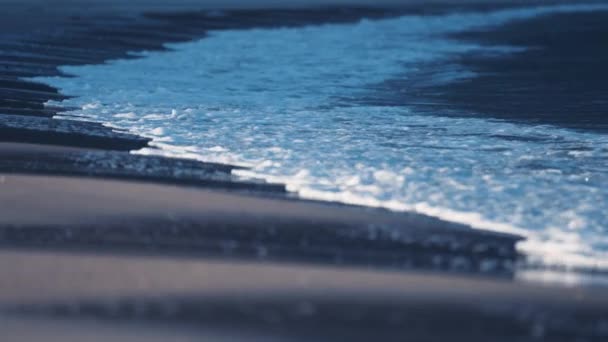 Onde Infrangono Intorno Alle Secche Sabbiose Sulla Spiaggia Ersfjord Schiuma — Video Stock