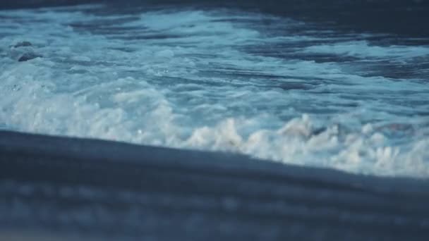 Krachtige Golven Rollen Het Zanderige Ondiepe Strand Van Ersfjord Wit — Stockvideo