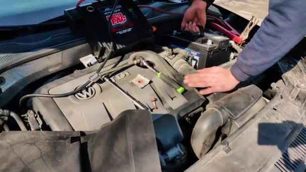 Dead Battery Emergecy Service Replacing Old Battery Wih New One — Stockvideo