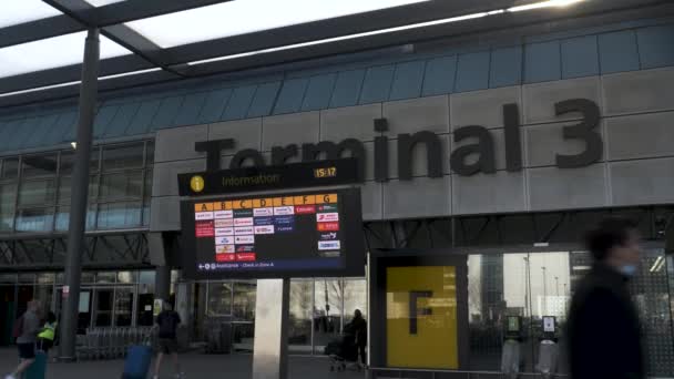 View Airline Departure Information Board Buiten Heathrow Terminal Gebouw Maart — Stockvideo