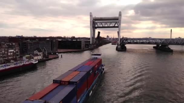 Aerial Circle Dolly Alphenaar Cargo Ship Leaving Raised Spoorbrug Railway — Vídeos de Stock