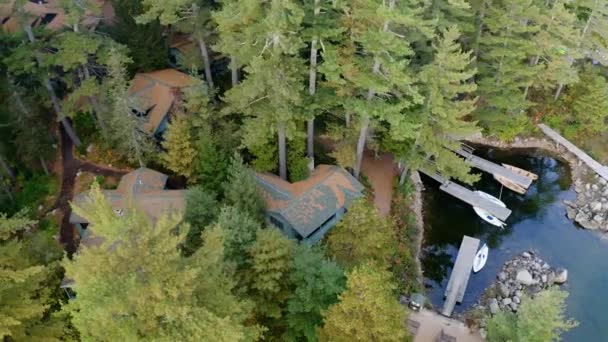 Aerial View Front Summerhouse Lake Sebago Maine Usa Tilt Drone — Vídeos de Stock