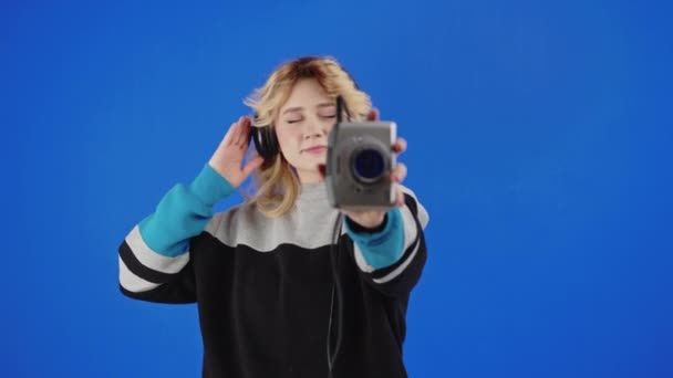 Chica Los Noventa Escucha Música Bailando Con Walkman Auriculares Mujer — Vídeos de Stock