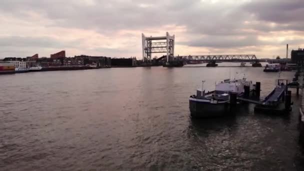 Luchtfoto Rising Dolly Oude Maas Met Zicht Verhoogde Spoorbrug Spoorbrug — Stockvideo